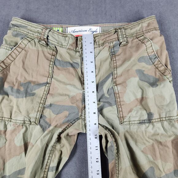 American Eagle Women’s Shorts Cargo Camo Sz 4 Y2K - Picture 3 of 11